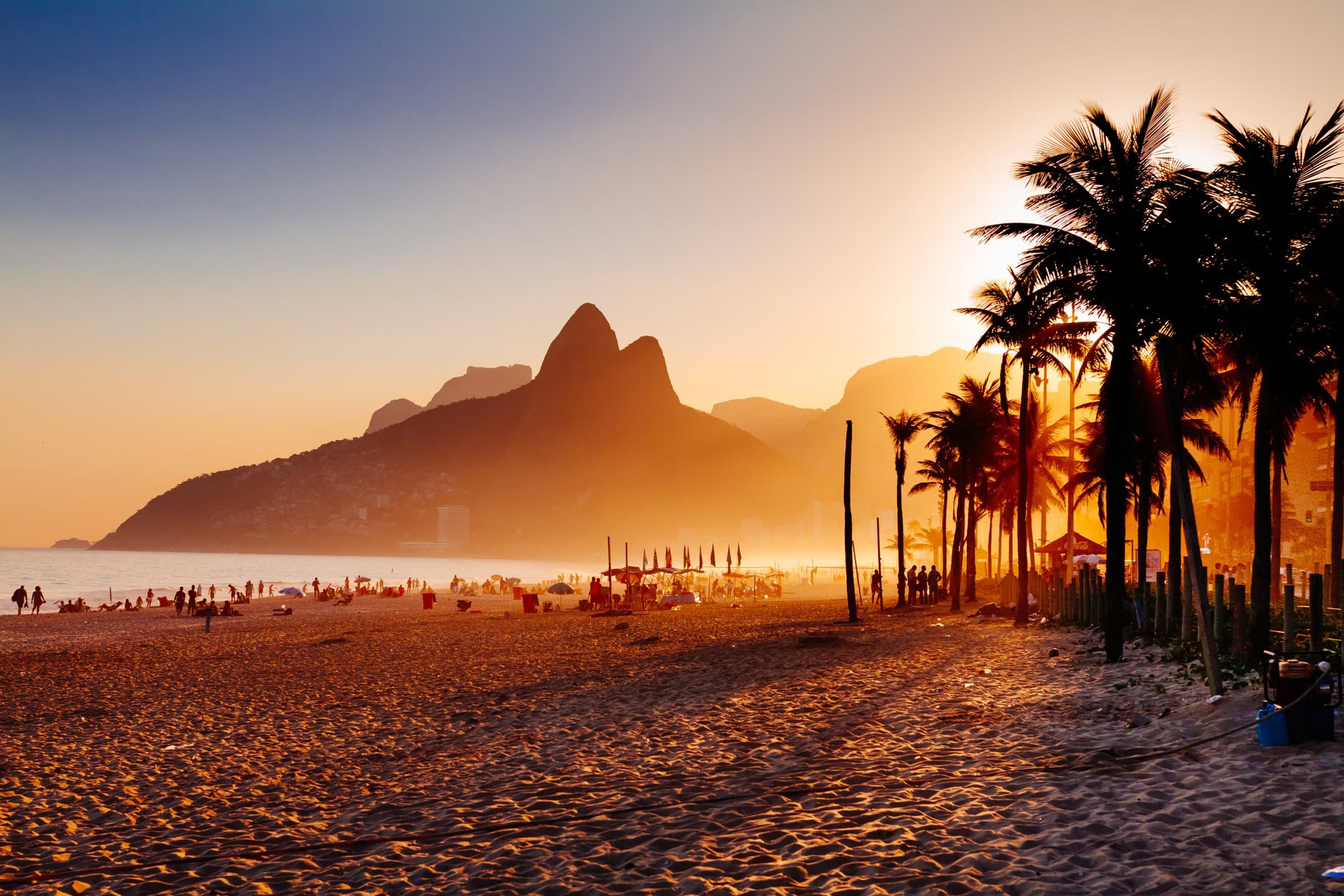 Praia de Ipanema ao pôr do sol com o Morro Dois Irmãos
